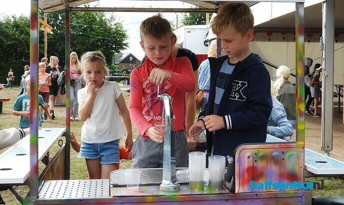 Schuilen, wandelen, gezellig kletsen, oliebollen en de kermis op! - Foto: Femmie Smink