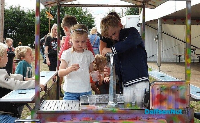 Schuilen, wandelen, gezellig kletsen, oliebollen en de kermis op! - Foto: Femmie Smink