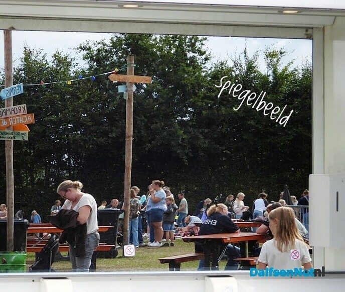 Schuilen, wandelen, gezellig kletsen, oliebollen en de kermis op! - Foto: Femmie Smink
