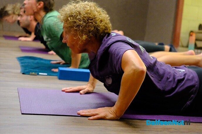 Grannies on Waves rollen yogamat uit in Dalfsen - Foto: Ingezonden foto