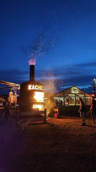 Droge worst, braadworst en beenham gingen er in als koek - Foto: Ingezonden foto