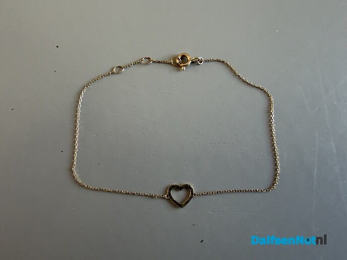 Gevonden: goudkleurige armband met hart - Foto: Ingezonden foto