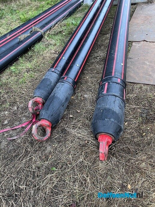 Dalfsen op de kop vanwege grote zwarte buizen - Foto: Ingezonden foto