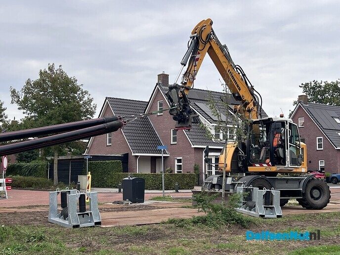 Dalfsen op de kop vanwege grote zwarte buizen - Foto: Ingezonden foto