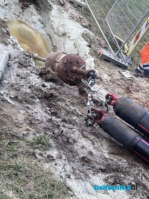 Dalfsen op de kop vanwege grote zwarte buizen - Foto: Ingezonden foto
