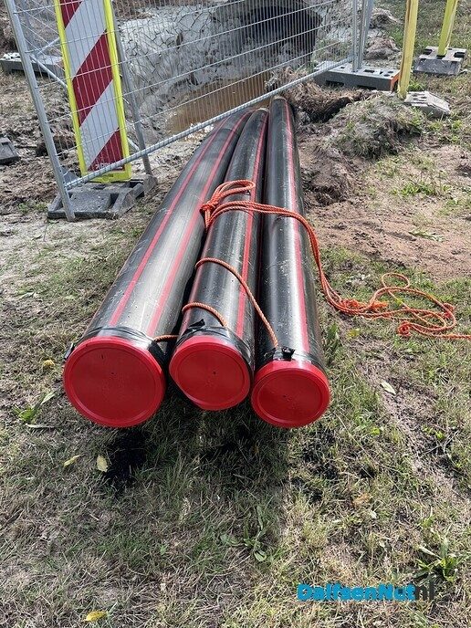 Dalfsen op de kop vanwege grote zwarte buizen - Foto: Ingezonden foto