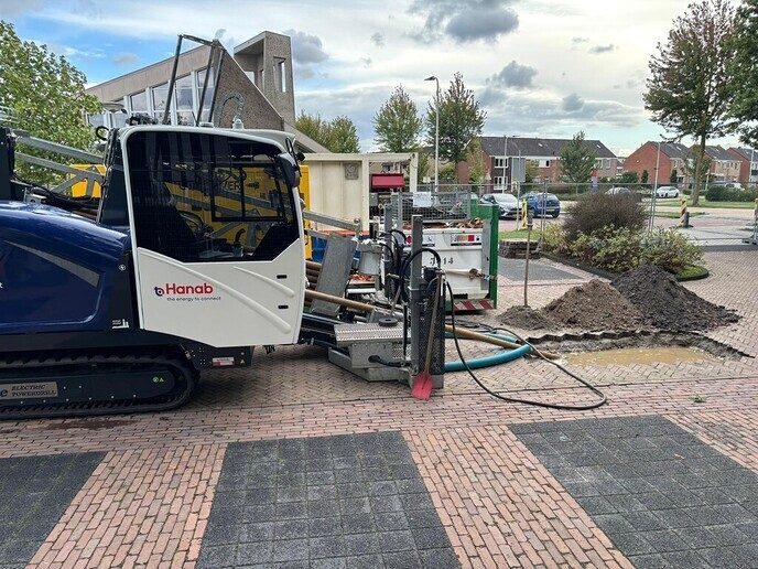 Merel: Overal nieuwe kabels in de grond?