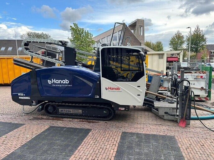 Merel: Overal nieuwe kabels in de grond?
