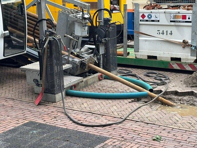 Merel: Overal nieuwe kabels in de grond?