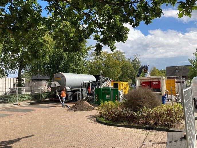 Merel: Overal nieuwe kabels in de grond?