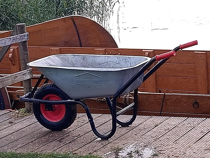 Kruiwagen gevonden in de haven van de zomp