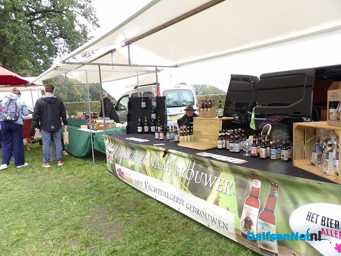Maandmarkt Vilsteren: donkere wolken in de verte en een verrassende boom - Foto: Willy