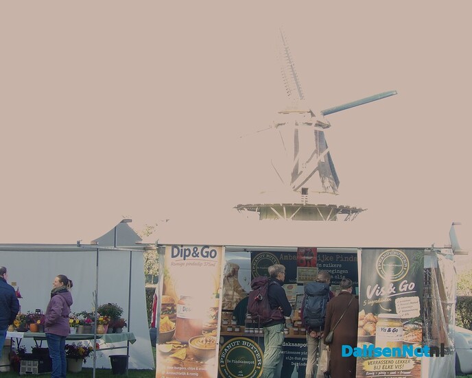 Maandmarkt Vilsteren: donkere wolken in de verte en een verrassende boom - Foto: Willy