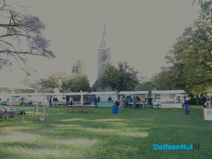 Maandmarkt Vilsteren: donkere wolken in de verte en een verrassende boom - Foto: Willy