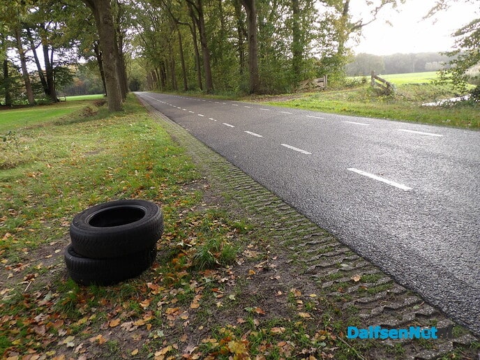 Autobanden horen niet thuis in de natuur - Foto: Willy