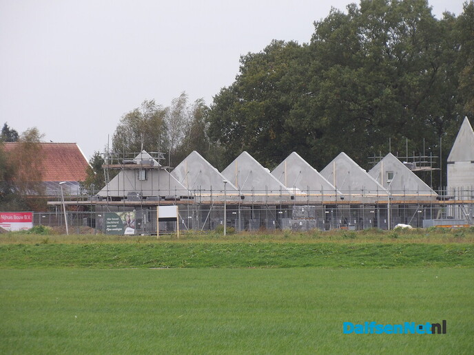 Woningen in Hoonhorst schieten de grond uit - Foto: Willy
