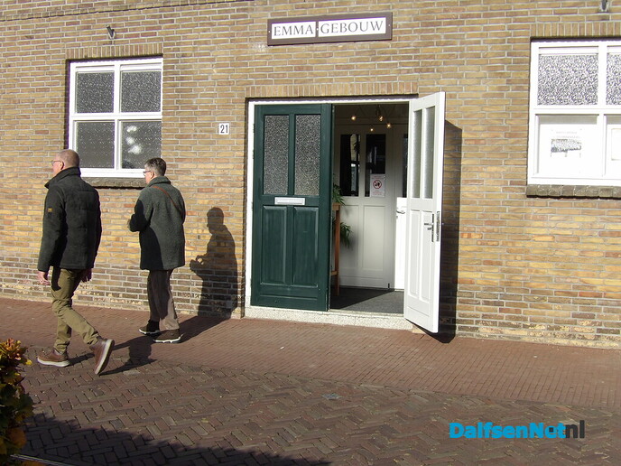 Veel belangstelling voor kleedjesmarkt in het Emmagebouw - Foto: Willy