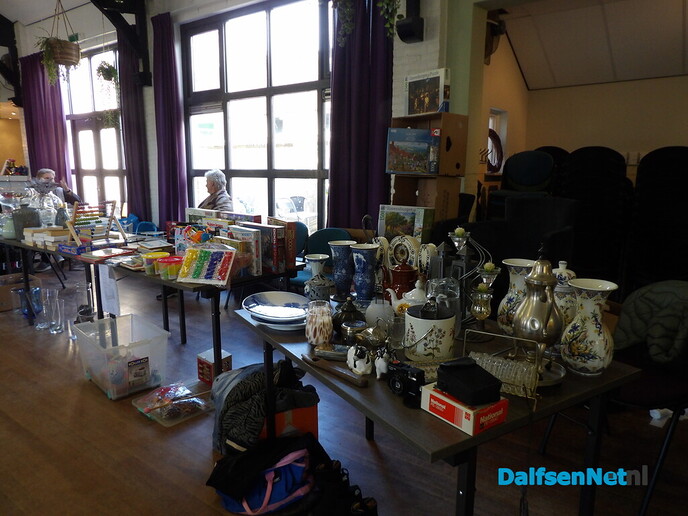 Veel belangstelling voor kleedjesmarkt in het Emmagebouw - Foto: Willy