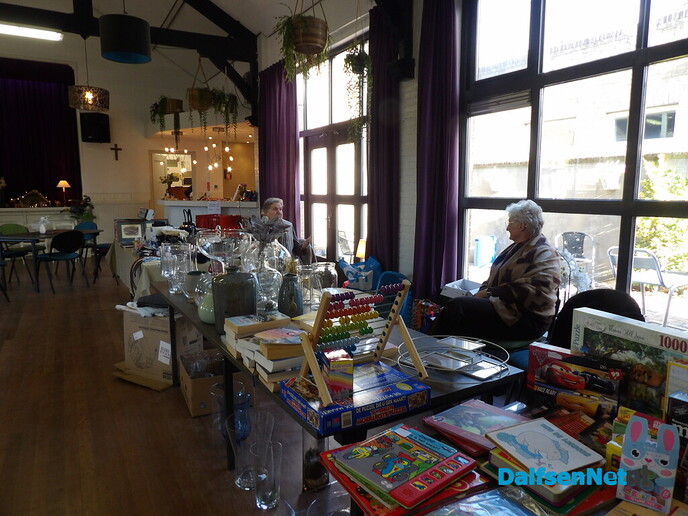 Veel belangstelling voor kleedjesmarkt in het Emmagebouw - Foto: Willy