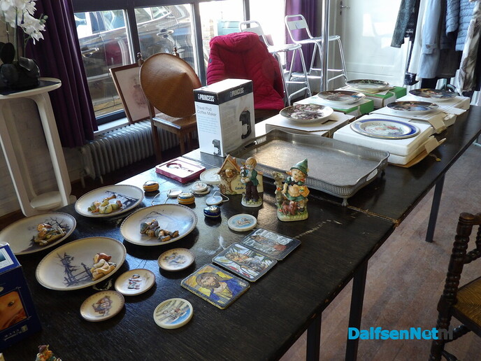 Veel belangstelling voor kleedjesmarkt in het Emmagebouw - Foto: Willy