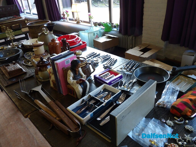 Veel belangstelling voor kleedjesmarkt in het Emmagebouw - Foto: Willy