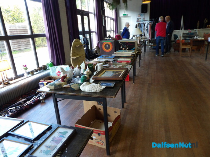Veel belangstelling voor kleedjesmarkt in het Emmagebouw - Foto: Willy