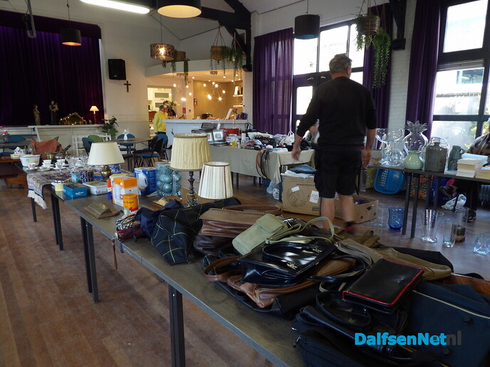 Veel belangstelling voor kleedjesmarkt in het Emmagebouw - Foto: Willy
