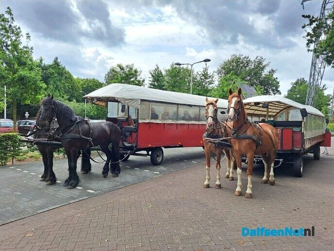Met Eddy Schipper en Het Vossenspan begint de gezelligheid al bij het instappen - Foto: Willy