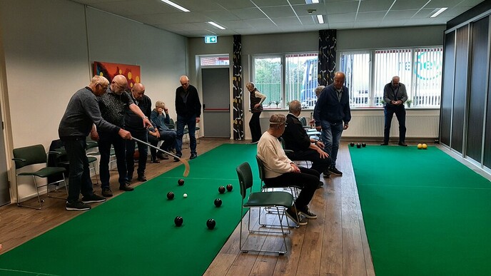 Koersbalclub aan het gebak - Foto: Ingezonden foto