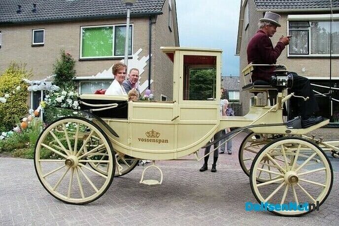 Met Eddy Schipper en Het Vossenspan begint de gezelligheid al bij het instappen - Foto: Willy