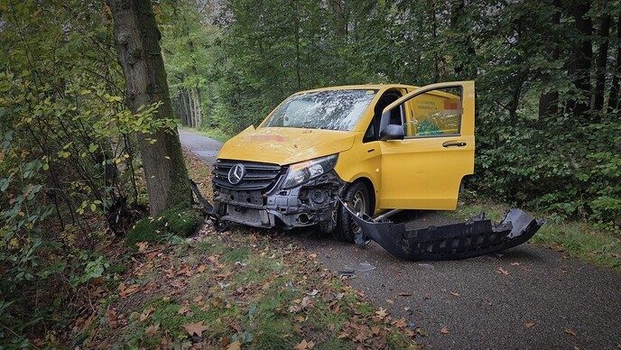 Pakketbezorger gewond bij aanrijding op Mataramweg in Dalfsen - Foto: Niels Jansen