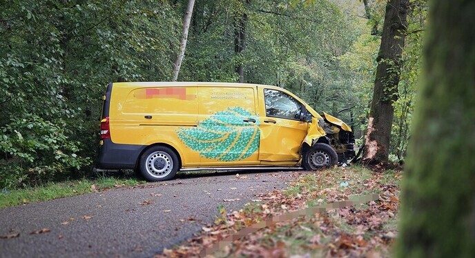 Pakketbezorger gewond bij aanrijding op Mataramweg in Dalfsen - Foto: Niels Jansen