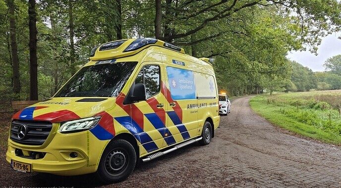 Pakketbezorger gewond bij aanrijding op Mataramweg in Dalfsen - Foto: Niels Jansen