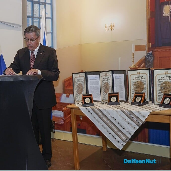 Uitreiken onderscheidingen ‘Rechtvaardigen onder de Volkeren’ in voormalige synagoge - Foto: Paul Scholten