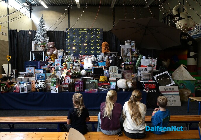 Bazar in Hoonhorst: mooie prijzen zoals een weekendje Texel - Foto: Johan Bokma