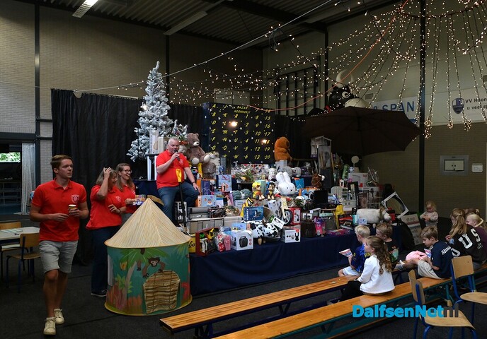 Bazar in Hoonhorst: mooie prijzen zoals een weekendje Texel - Foto: Johan Bokma