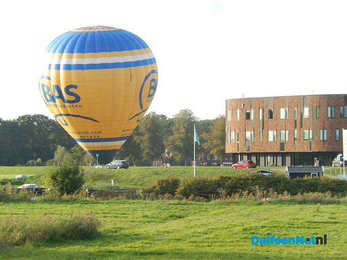 Twee luchtballonnen kiezen het luchtruim boven Dalfsen