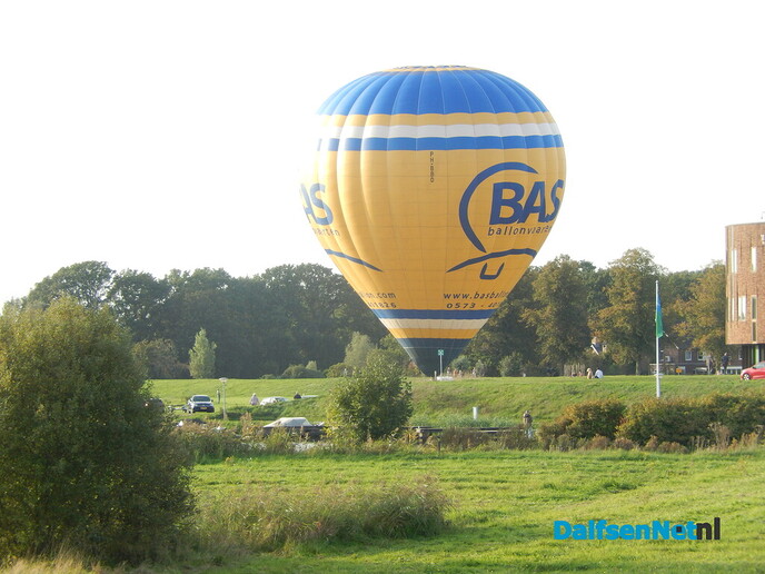 Twee luchtballonnen kiezen het luchtruim boven Dalfsen - Foto: Willy