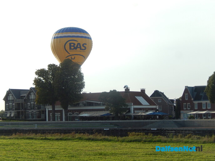 Twee luchtballonnen kiezen het luchtruim boven Dalfsen - Foto: Willy
