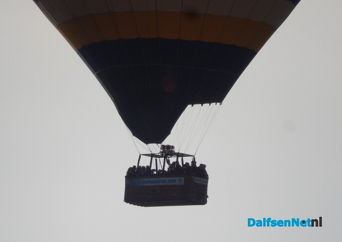 Twee luchtballonnen kiezen het luchtruim boven Dalfsen - Foto: Willy