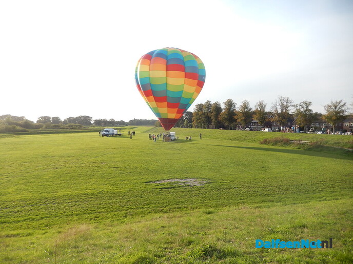 Twee luchtballonnen kiezen het luchtruim boven Dalfsen - Foto: Willy