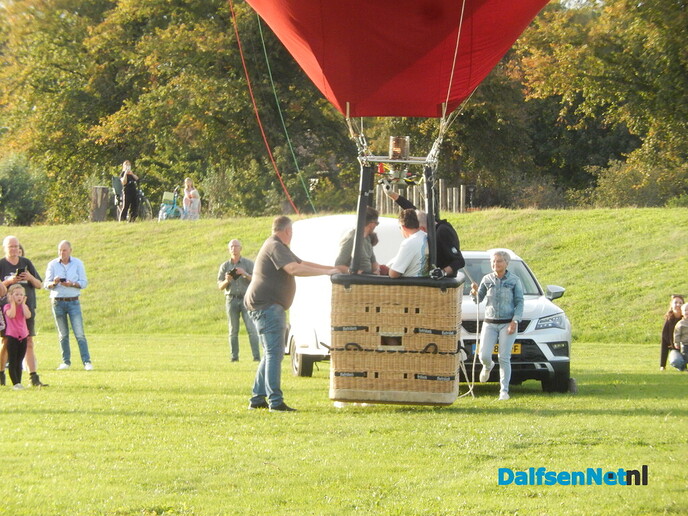Twee luchtballonnen kiezen het luchtruim boven Dalfsen - Foto: Willy