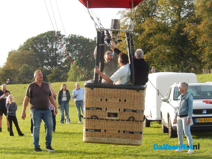 Twee luchtballonnen kiezen het luchtruim boven Dalfsen - Foto: Willy