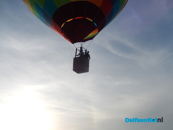 Twee luchtballonnen kiezen het luchtruim boven Dalfsen - Foto: Willy