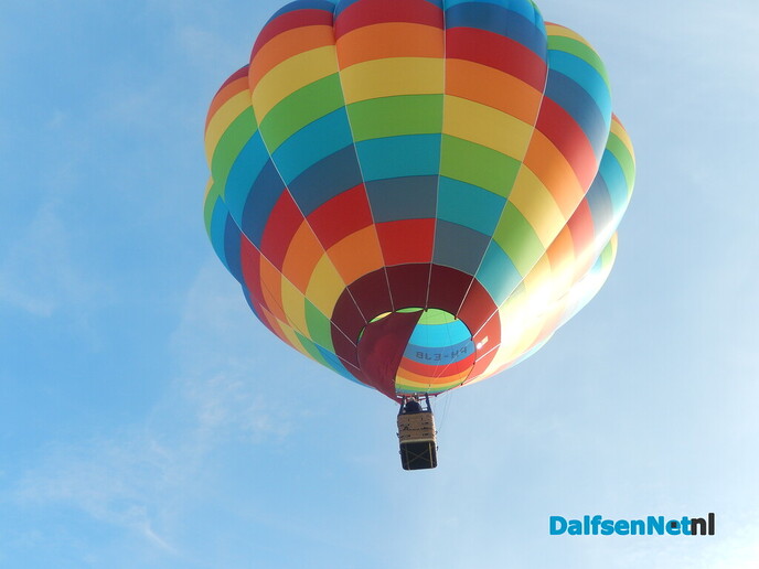 Twee luchtballonnen kiezen het luchtruim boven Dalfsen - Foto: Willy