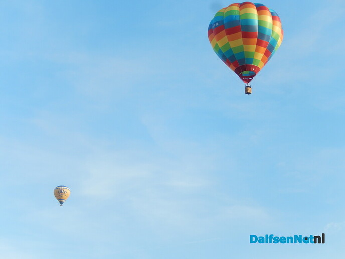 Twee luchtballonnen kiezen het luchtruim boven Dalfsen - Foto: Willy