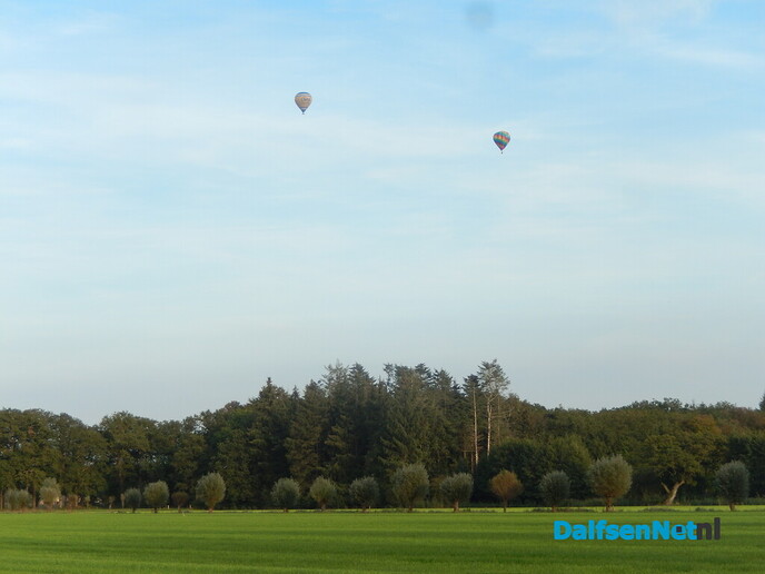 Twee luchtballonnen kiezen het luchtruim boven Dalfsen - Foto: Willy