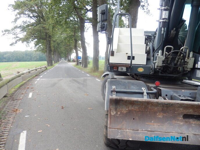 De laatste hand aan de Rechterensedijk - Foto: Willy