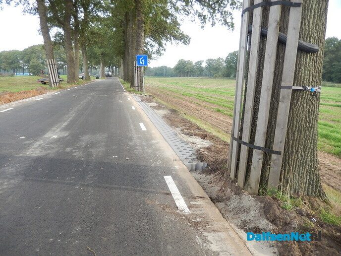 De laatste hand aan de Rechterensedijk - Foto: Willy