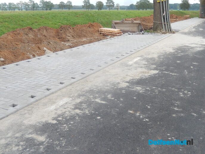 De laatste hand aan de Rechterensedijk - Foto: Willy